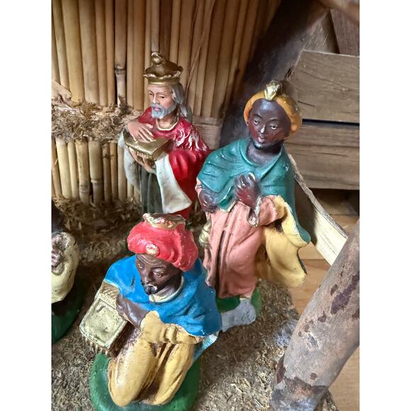 Vintage Nativity Scene handpainted made in italy with wooden scene - Picture 11 of 12
